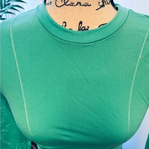 Long Sleeve Green Athletic Crop Top - Picture 7 of 10